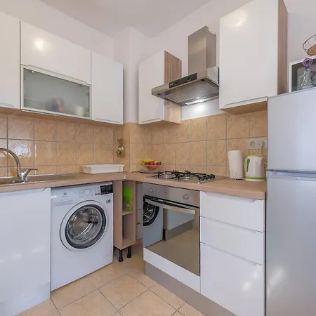 Spacious 2br Near Center Задар