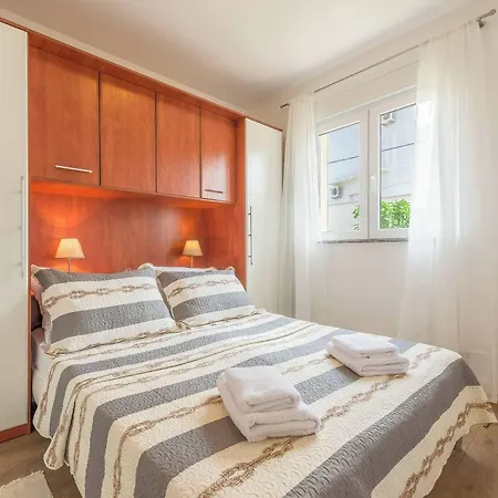 Spacious 2br Near Center *