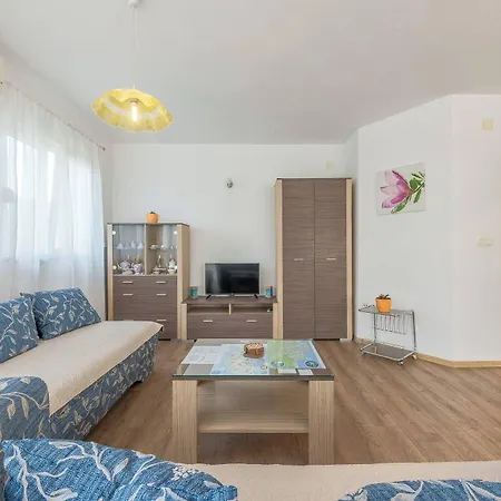 Spacious 2br Near Center *