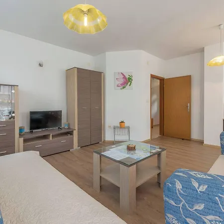 Spacious 2br Near Center