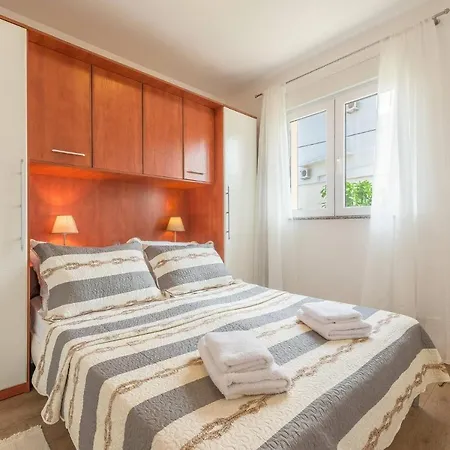 Spacious 2br Near Center Apartment