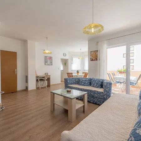 Spacious 2br Near Center Apartment *