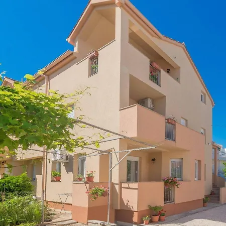 Spacious 2br Near Center *